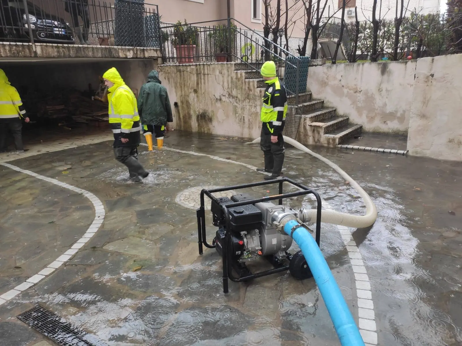 Tortora, magazzini allagati:\u00A0volontari della Protezione Civile al lavoro per le operazioni di svuotamento\n