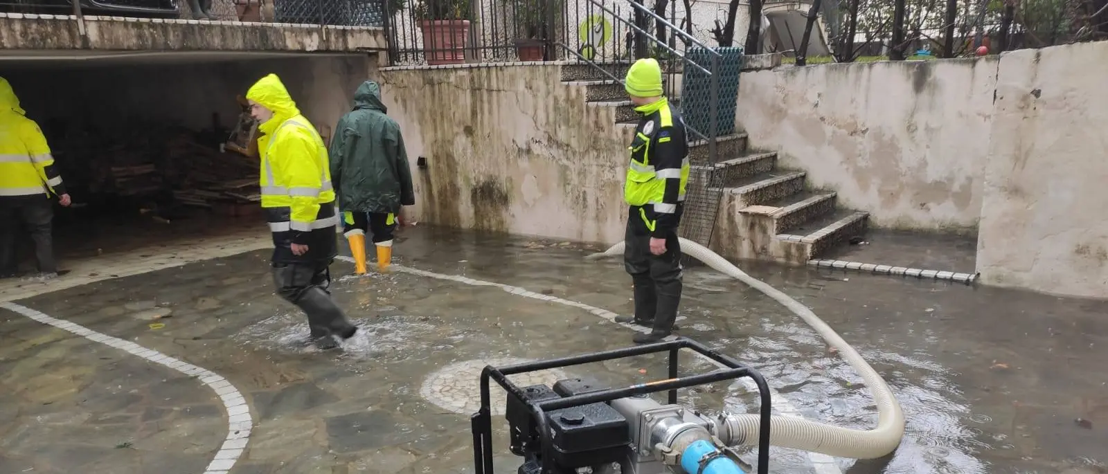 Tortora, magazzini allagati:\u00A0volontari della Protezione Civile al lavoro per le operazioni di svuotamento\n