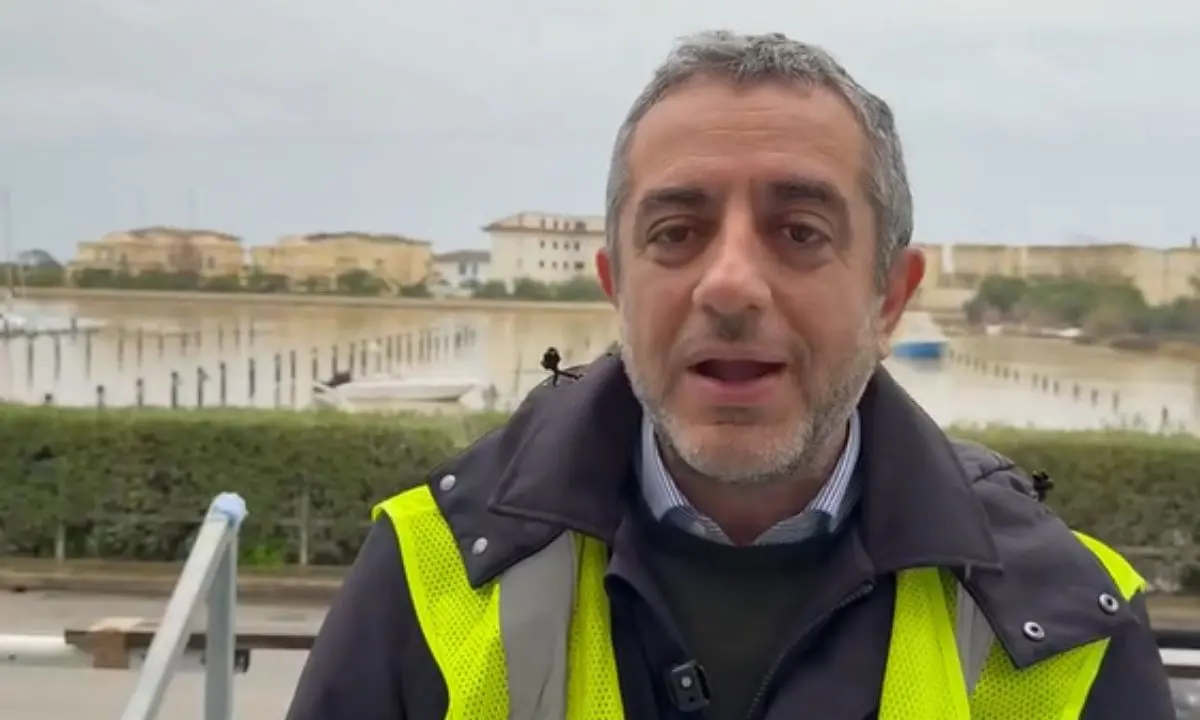 Cassano allo Ionio, Iacobini ordina l’evacuazione del centro nautico ai Laghi di Sibari: «Frattura di 50 metri sull’argine»\n