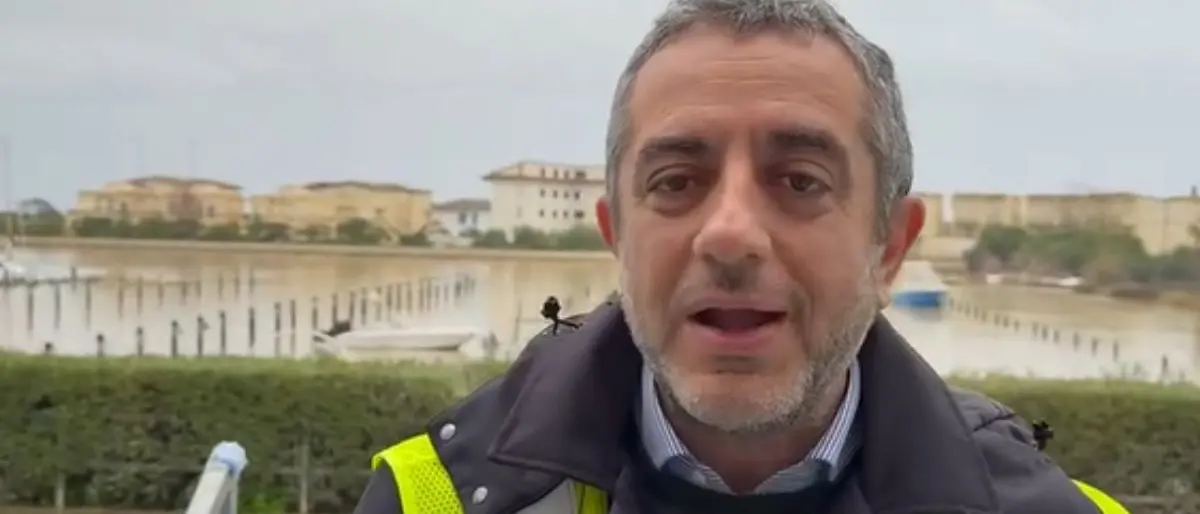 Cassano allo Ionio, Iacobini ordina l’evacuazione del centro nautico ai Laghi di Sibari: «Frattura di 50 metri sull’argine»\n