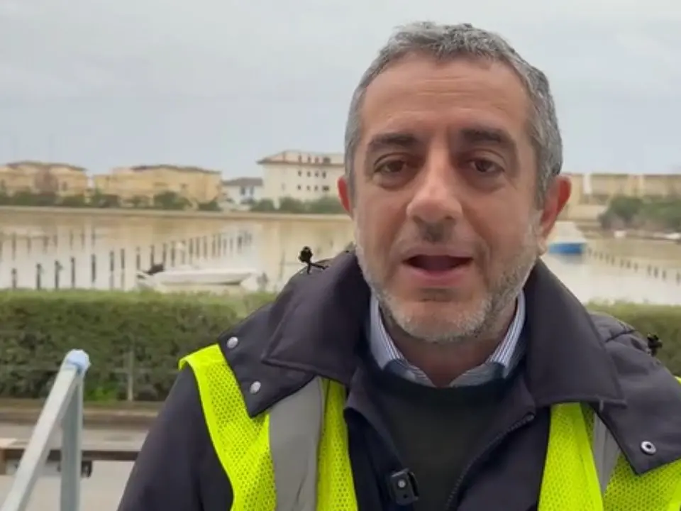 Cassano allo Ionio, Iacobini ordina l’evacuazione del centro nautico ai Laghi di Sibari: «Frattura di 50 metri sull’argine»