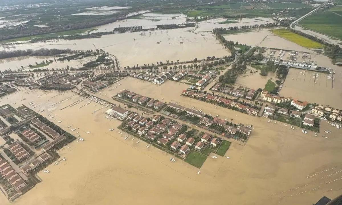 Crati rompe gli argini, accuse e polemiche dopo l’esondazione nella zona ionica