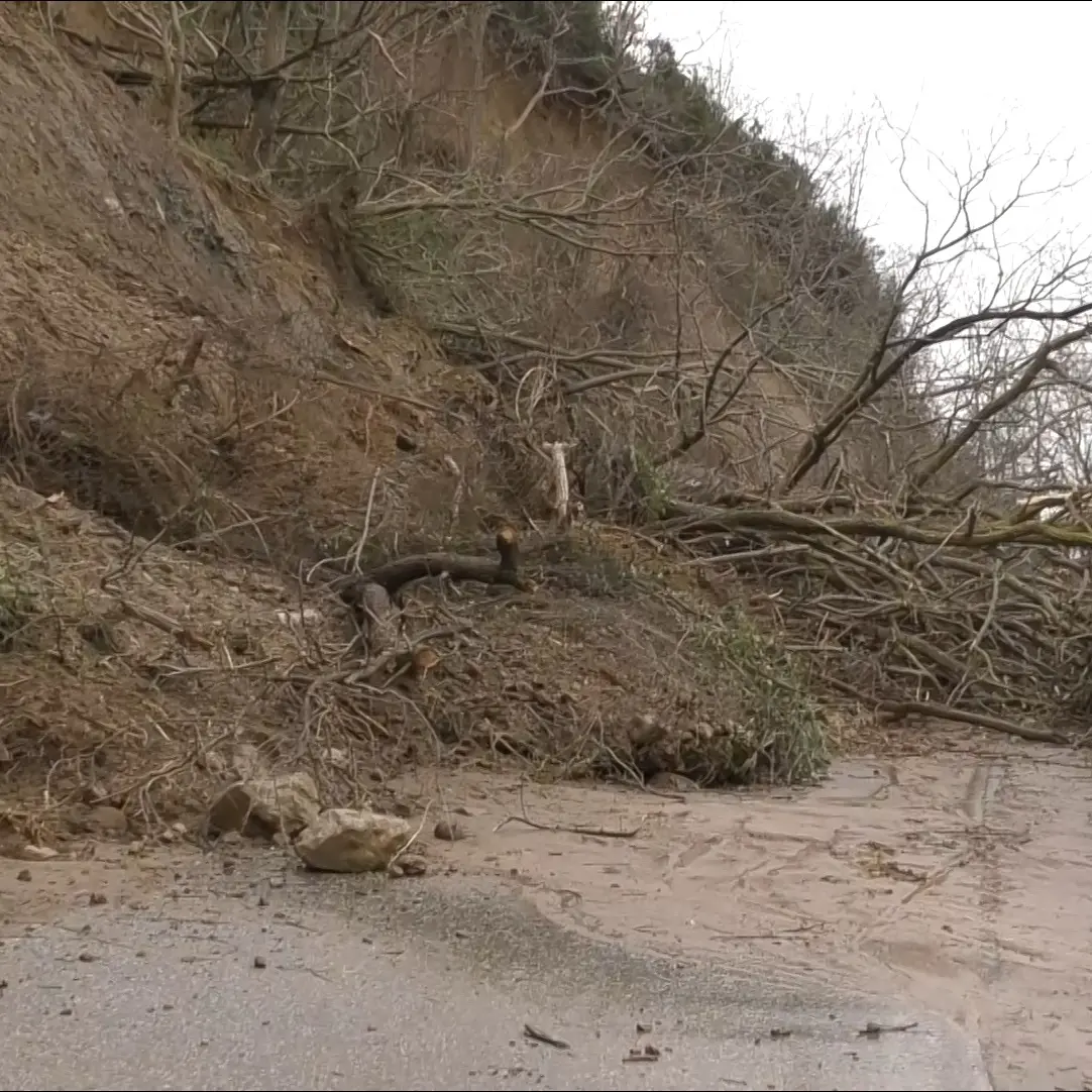 Frana tra Tiriolo e Marcellinara, strada ancora chiusa al traffico: atteso l’intervento dei rocciatori\n