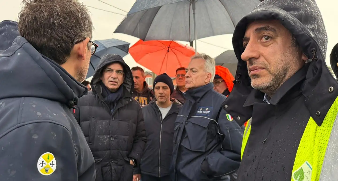 Roberto Occhiuto ai Laghi di Sibari e a Lattughelle dopo l’esondazione del Crati: «Massimo impegno per ricostruzione e sostegni»\n
