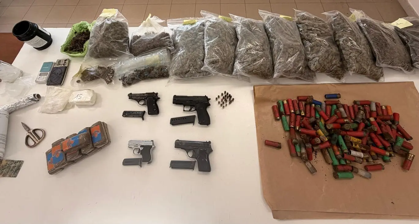 Francavilla Angitola, scoperto un deposito di droga e armi: arrestato un 37enne. Marijuana, cocaina e pistole in un casolare\n