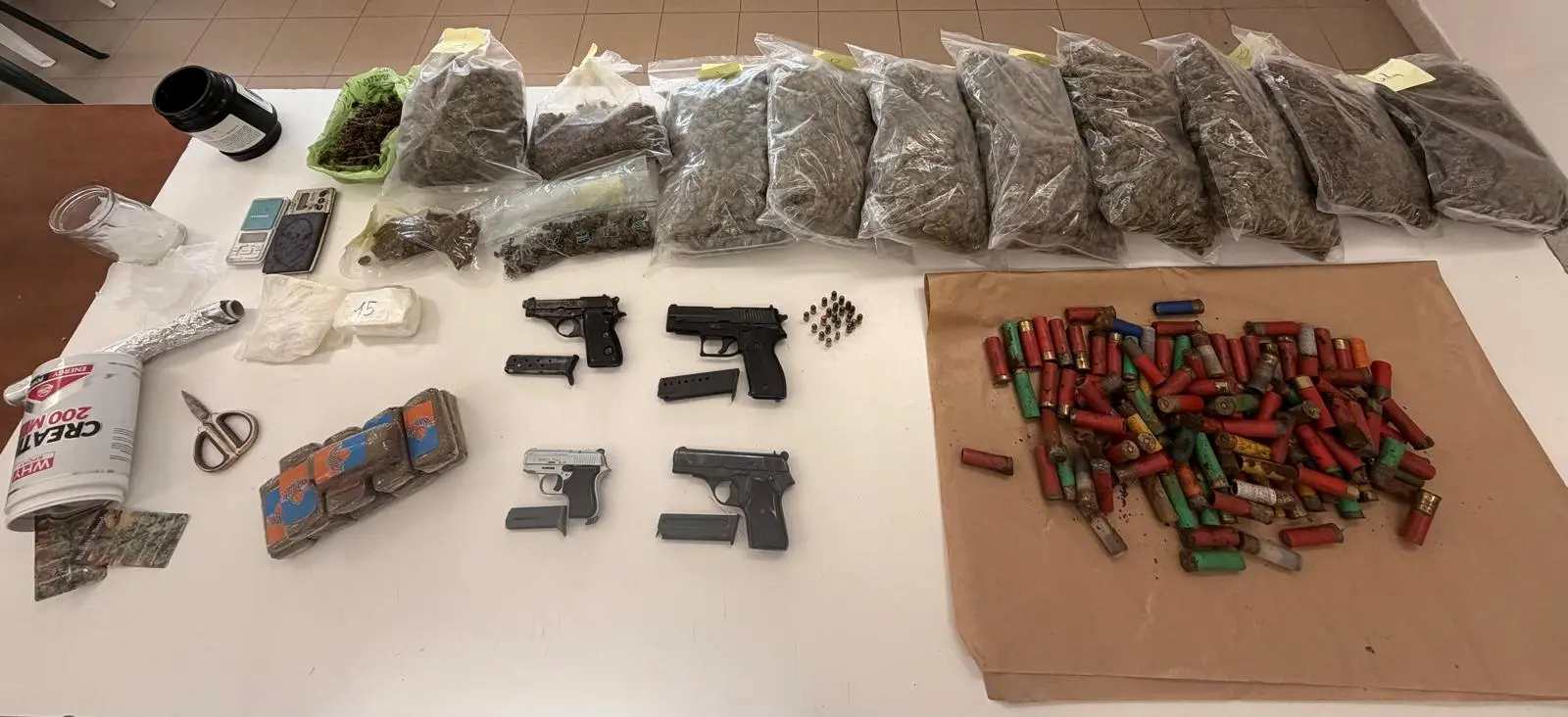 Francavilla Angitola, scoperto un deposito di droga e armi: arrestato un 37enne. Marijuana, cocaina e pistole in un casolare\n