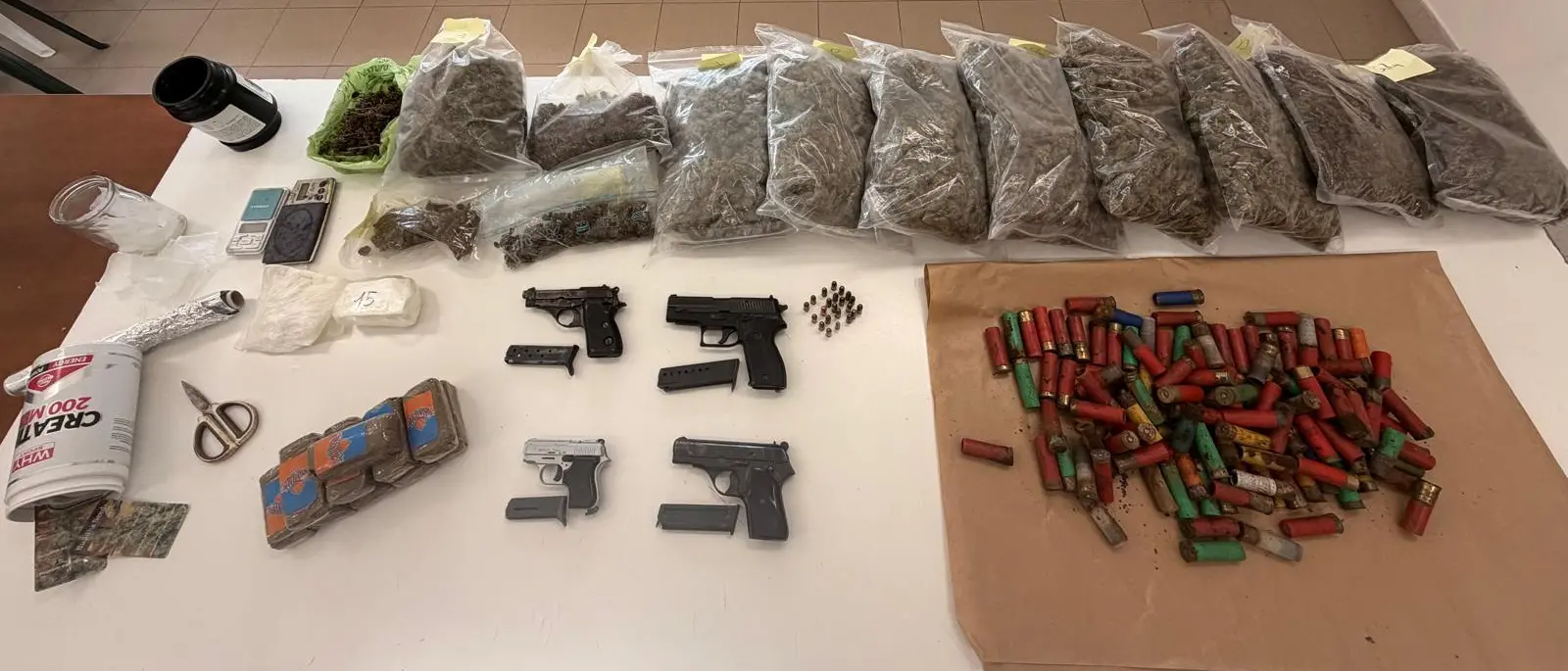 Francavilla Angitola, scoperto un deposito di droga e armi: arrestato un 37enne. Marijuana, cocaina e pistole in un casolare\n