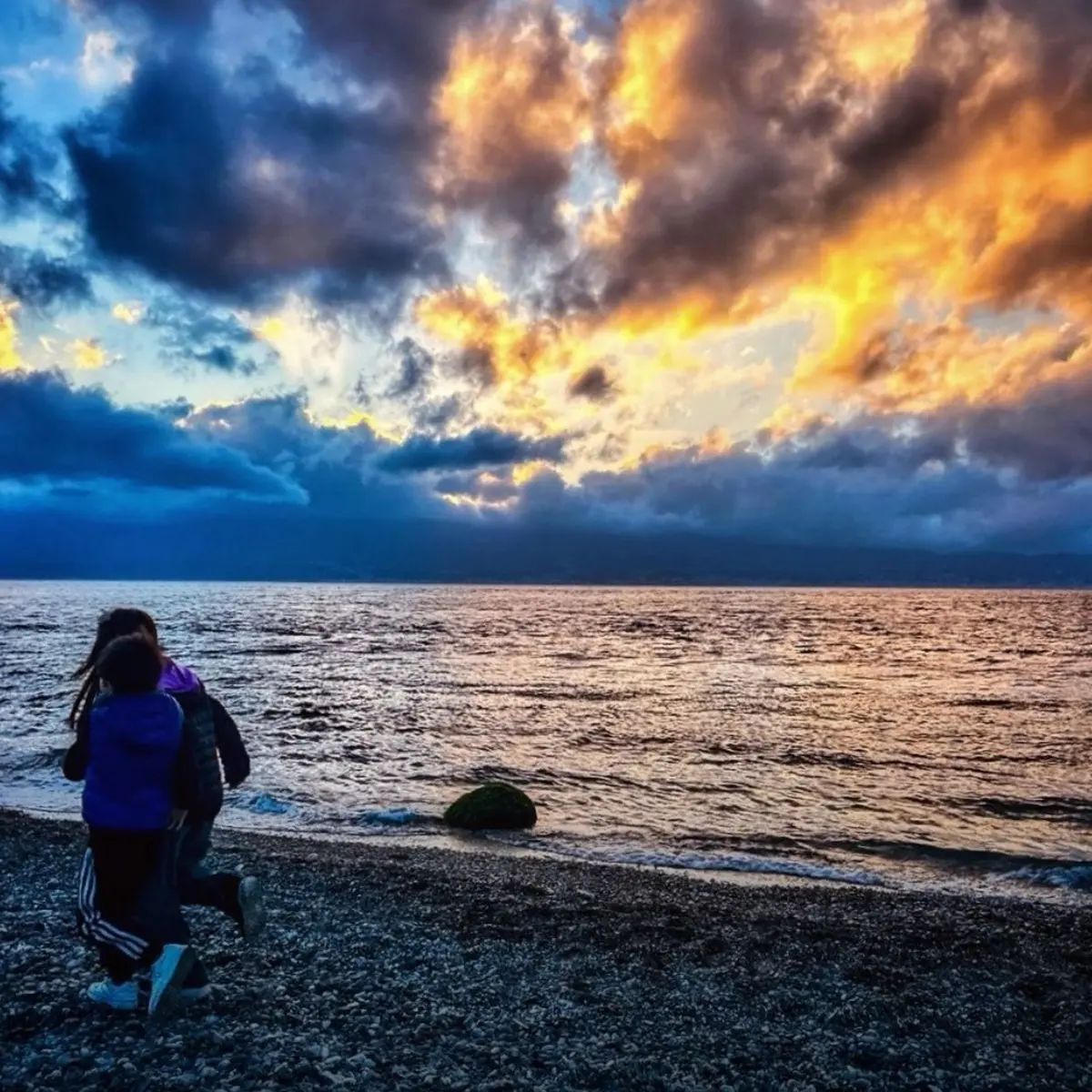 Sotto il cielo di fuoco, l’infanzia corre sul lungomare\n