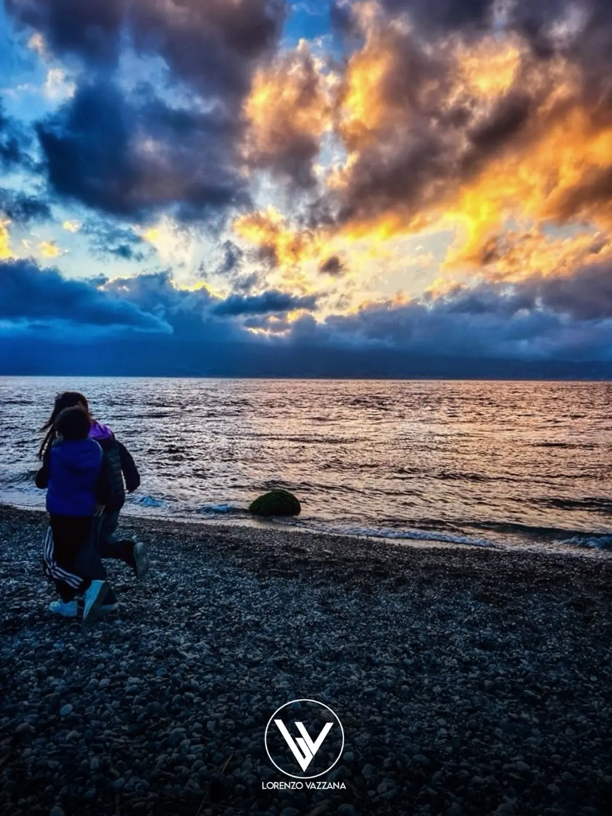 Sotto il cielo di fuoco, l’infanzia corre sul lungomare\n