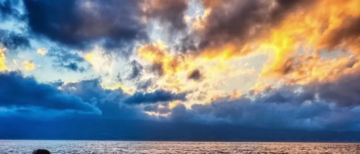 Sotto il cielo di fuoco, l’infanzia corre sul lungomare\n