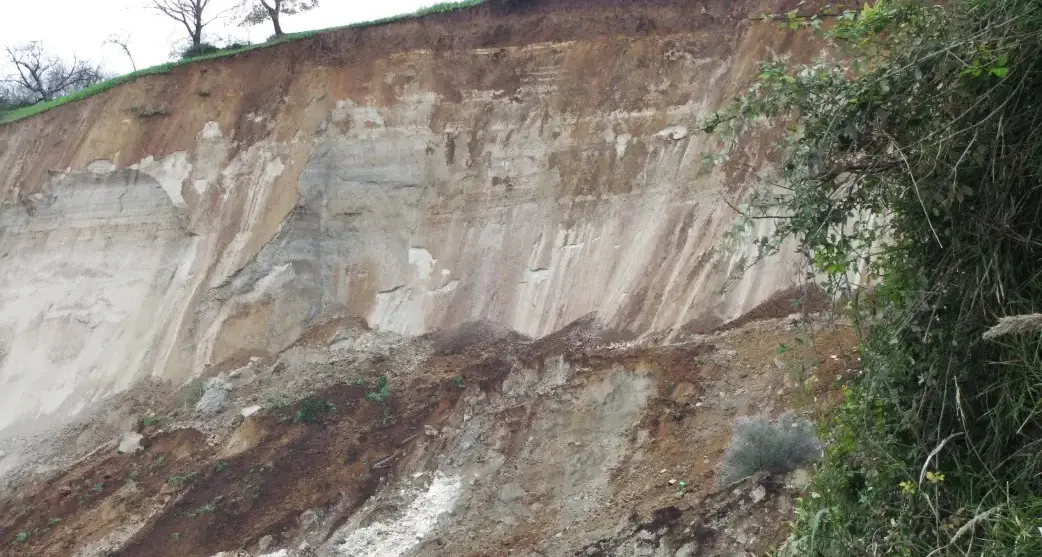 <p>La frana di Maierato 16 anni dopo: dai fondi mai trasformati in sicurezza alla relazione shock: «Non è cambiato niente»</p><p> </p>