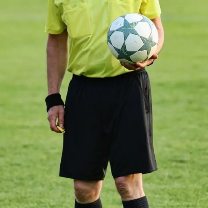 Il calcio calabrese dice basta alla violenza: stop simbolico prima del fischio d’inizio dei match\n