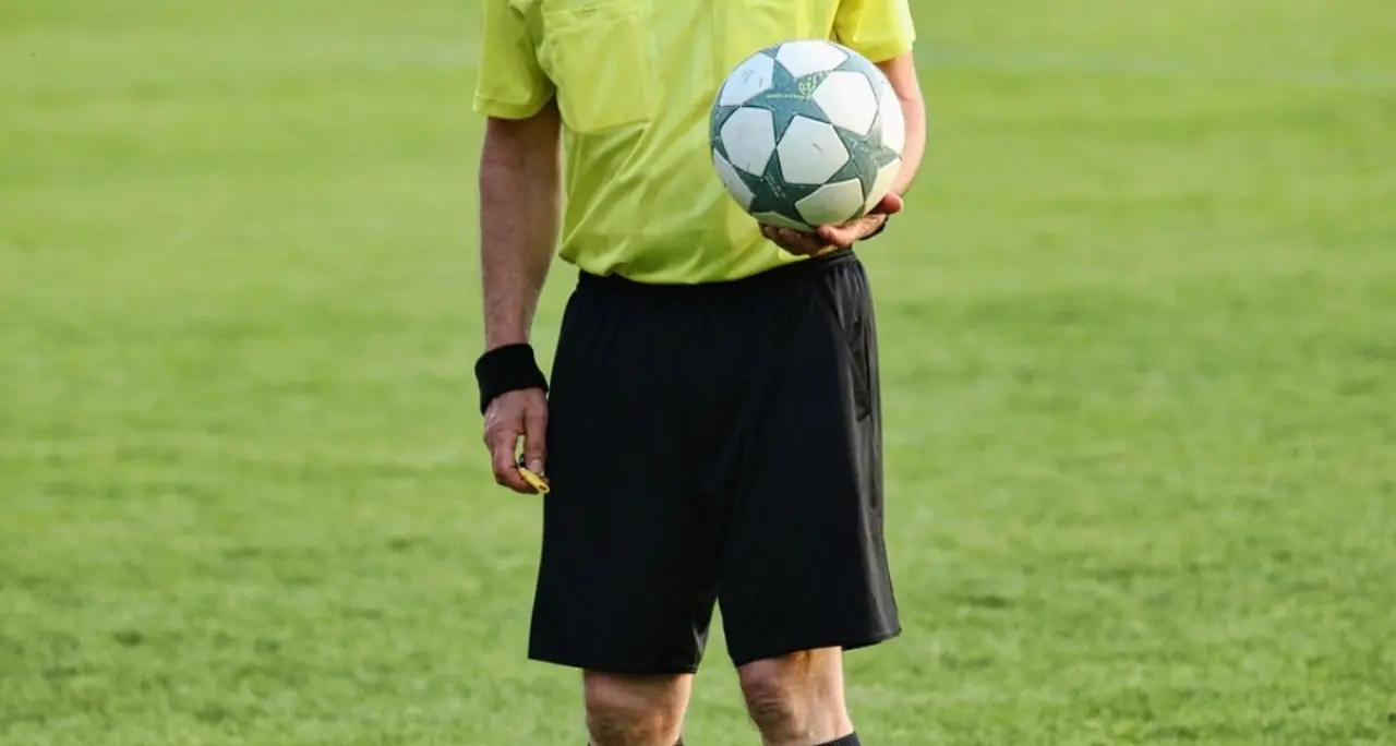 Il calcio calabrese dice basta alla violenza: stop simbolico prima del fischio d’inizio dei match\n