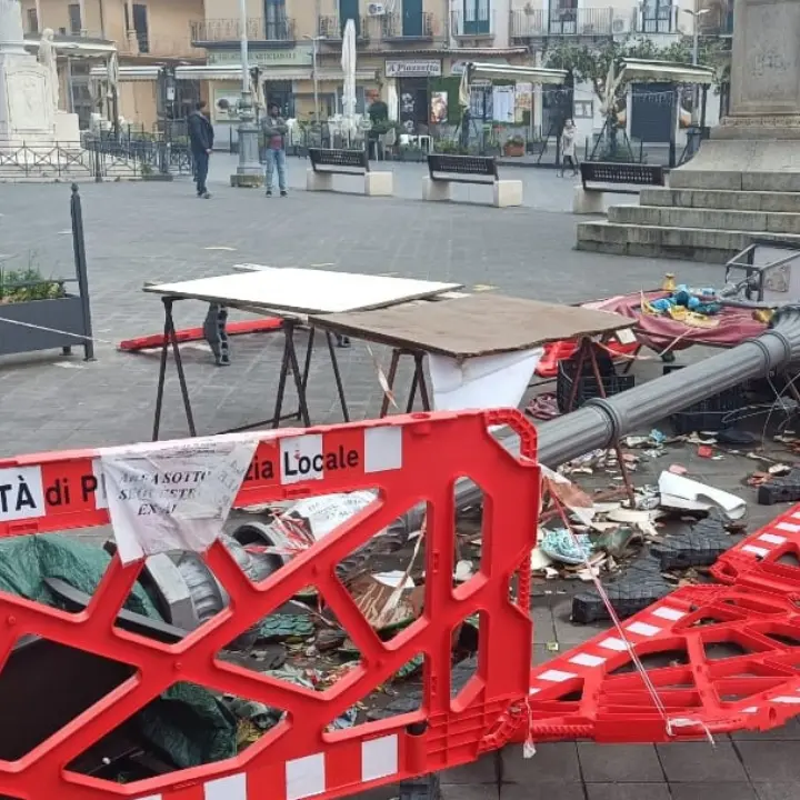 Pizzo aspetta l’estate per illudersi di essere ancora vivo:\u00A0quel lampione “morto” a terra da tre mesi emblema del paese\u00A0che non c’è più\n