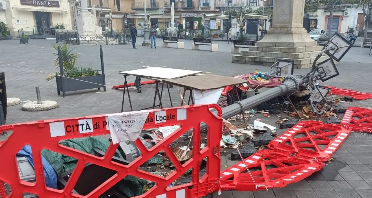 Pizzo aspetta l’estate per illudersi di essere ancora vivo:\u00A0quel lampione “morto” a terra da tre mesi emblema del paese\u00A0che non c’è più\n