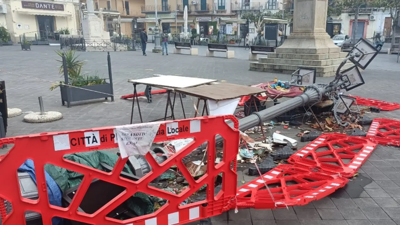 Pizzo aspetta l’estate per illudersi di essere ancora vivo:\u00A0quel lampione “morto” a terra da tre mesi emblema del paese\u00A0che non c’è più\n