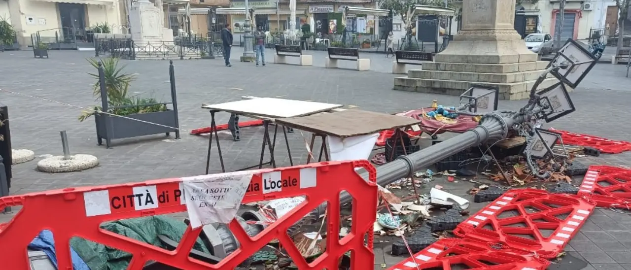 Pizzo aspetta l’estate per illudersi di essere ancora vivo:\u00A0quel lampione “morto” a terra da tre mesi emblema del paese\u00A0che non c’è più\n