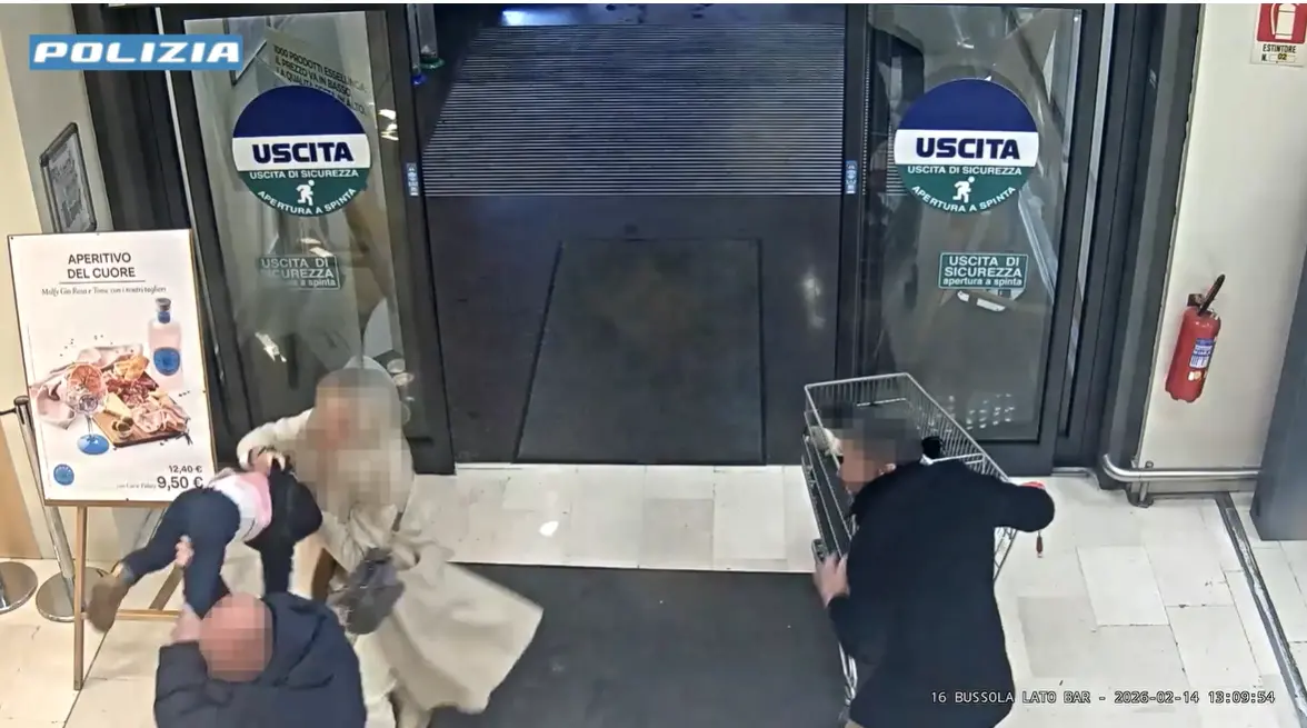 Bergamo, tenta di rapire una bambina al supermercato: il VIDEO