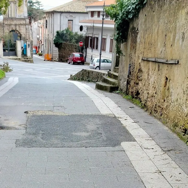 Centro storico di Vibo, dopo 9 mesi la toppa d’asfalto “provvisoria” è ancora lì\u00A0\n