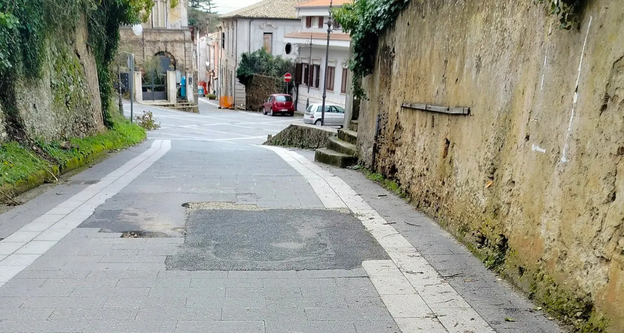 Centro storico di Vibo, dopo 9 mesi la toppa d’asfalto “provvisoria” è ancora lì\u00A0\n