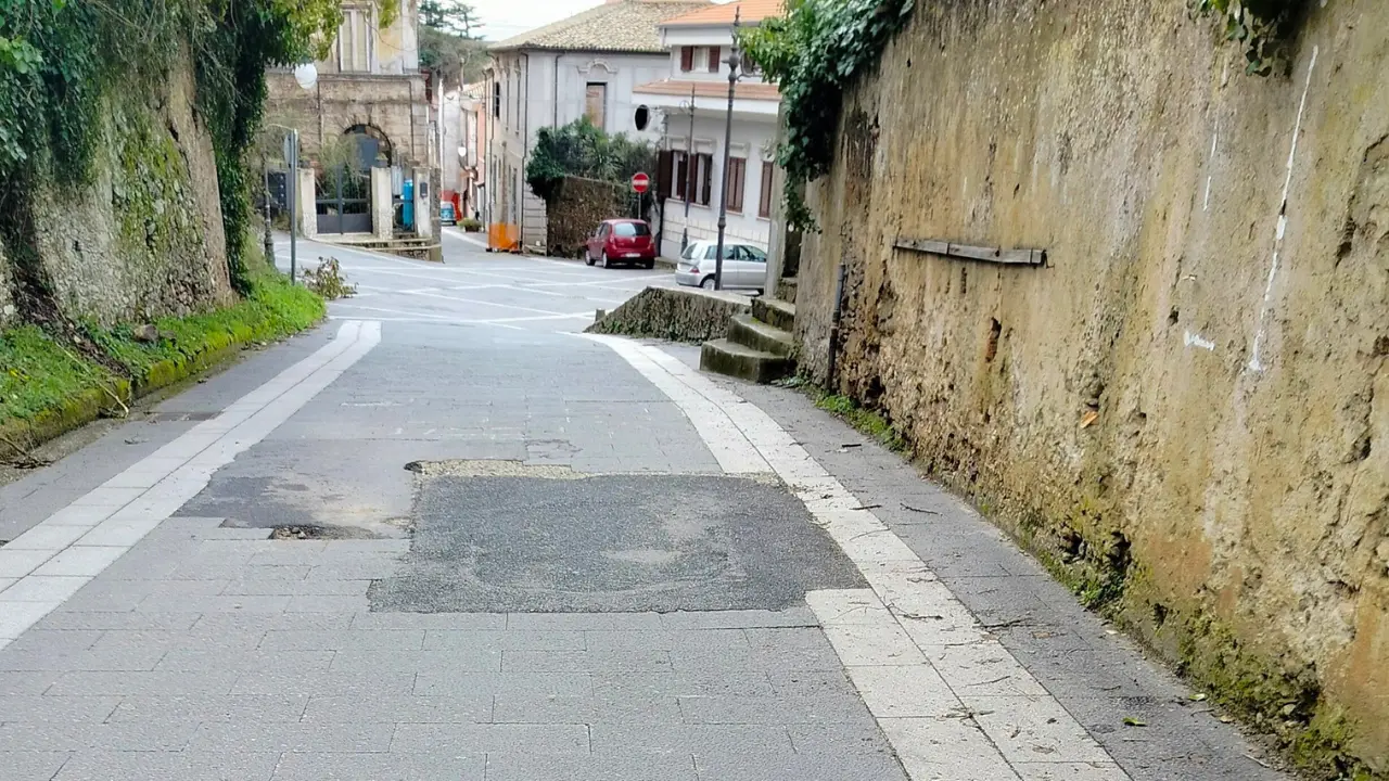 Centro storico di Vibo, dopo 9 mesi la toppa d’asfalto “provvisoria” è ancora lì\u00A0\n