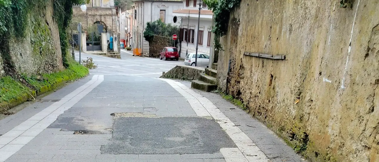Centro storico di Vibo, dopo 9 mesi la toppa d’asfalto “provvisoria” è ancora lì\u00A0\n