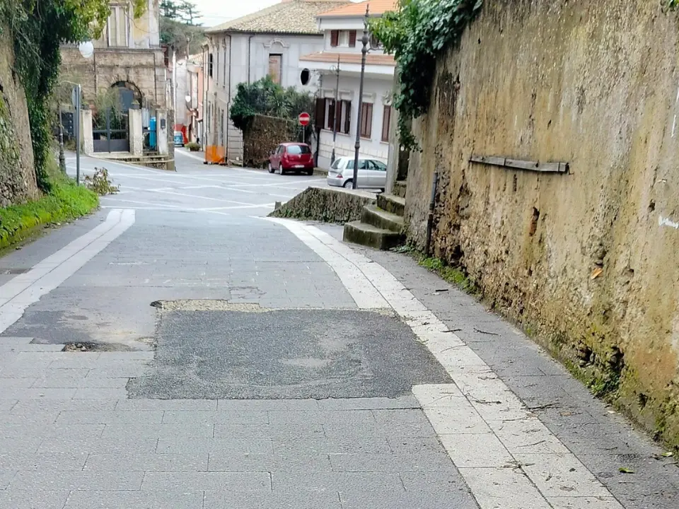 Centro storico di Vibo, dopo 9 mesi la toppa d’asfalto “provvisoria” è ancora lì