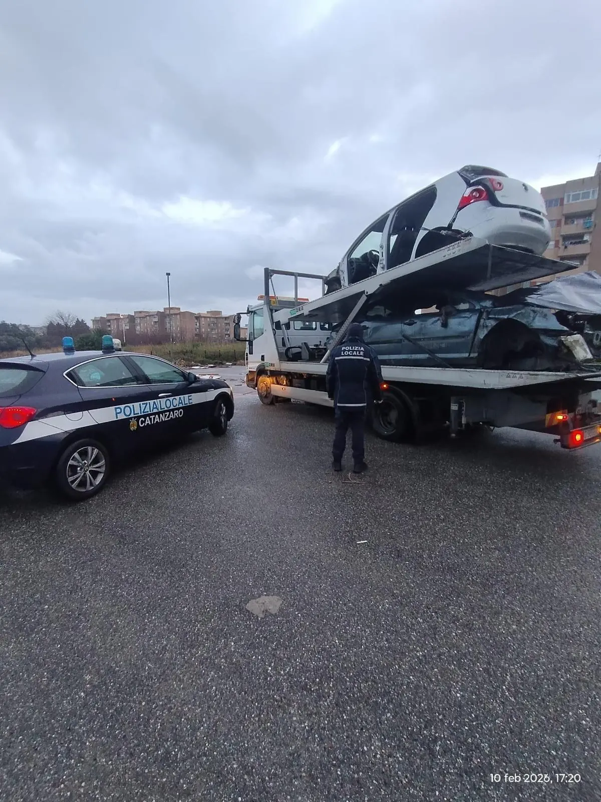 Polizia Locale di Catanzaro: rimossi 16 veicoli abbandonati dal centro storico ad Aranceto\u00A0\n