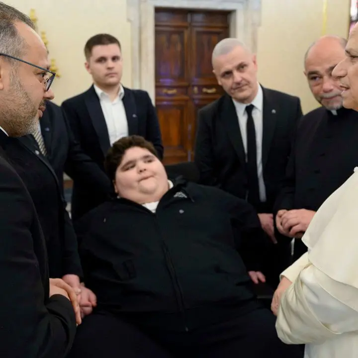 Mariano, il bambino calabrese di 200 chili incontra il Papa e viene “adottato” dalla\u00A0Fondazione Bambino Gesù del Cairo\n