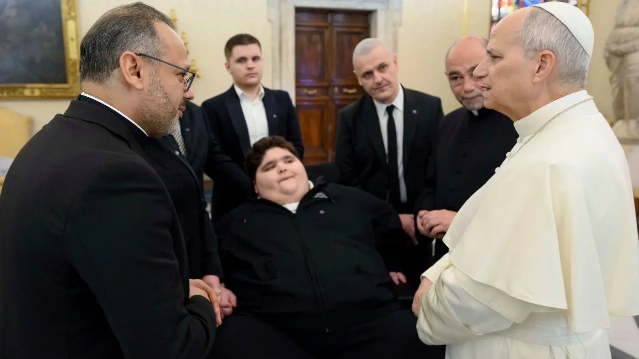 Mariano, il bambino calabrese di 200 chili incontra il Papa e viene “adottato” dalla\u00A0Fondazione Bambino Gesù del Cairo\n