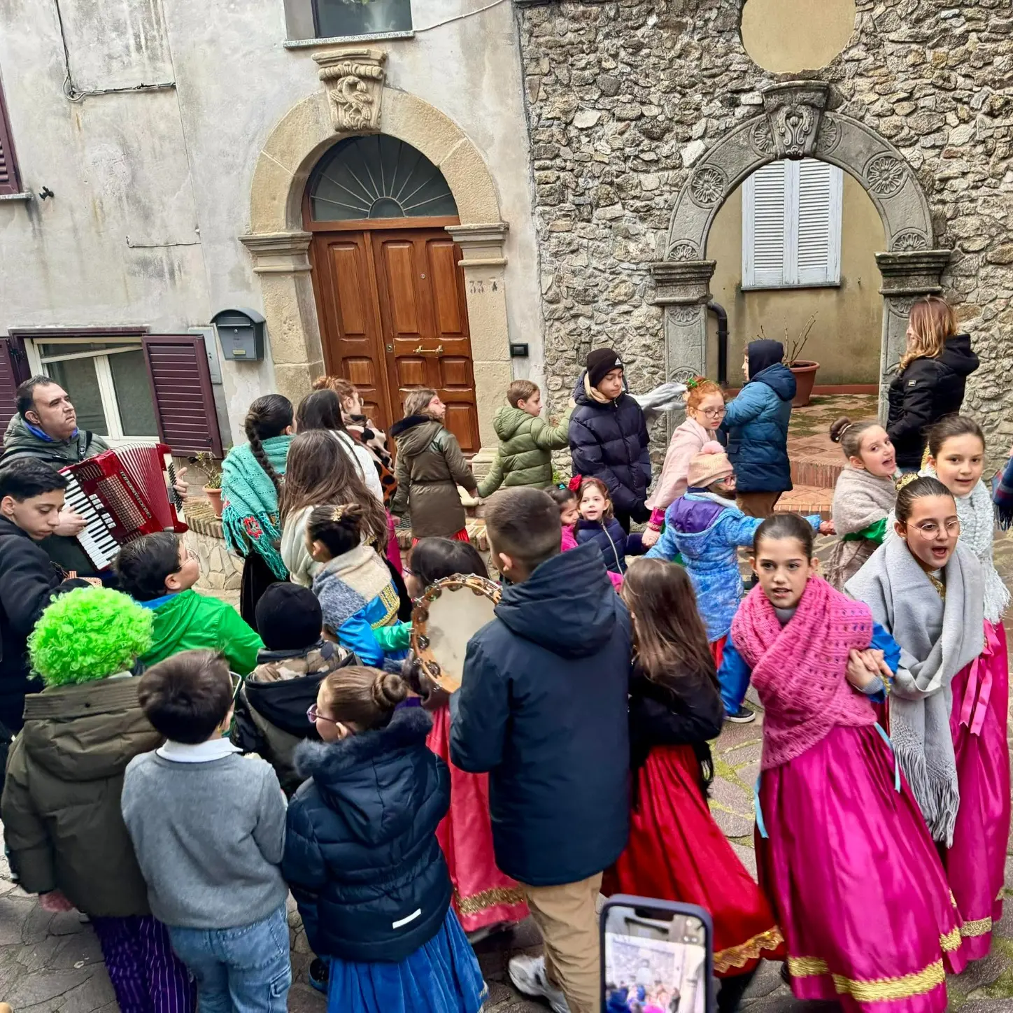 Cervicati, il battito di un giorno. La “Vala” del “Martimuzzu” contro il silenzio dei vicoli spopolati\n