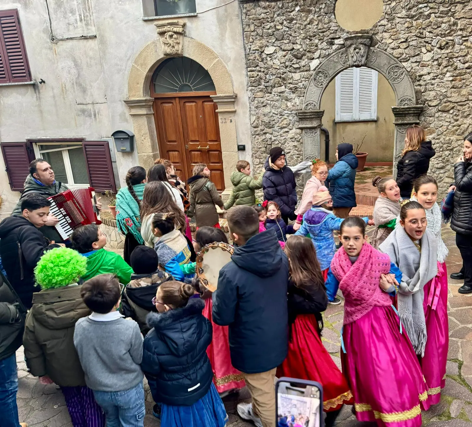 Cervicati, il battito di un giorno. La “Vala” del “Martimuzzu” contro il silenzio dei vicoli spopolati\n