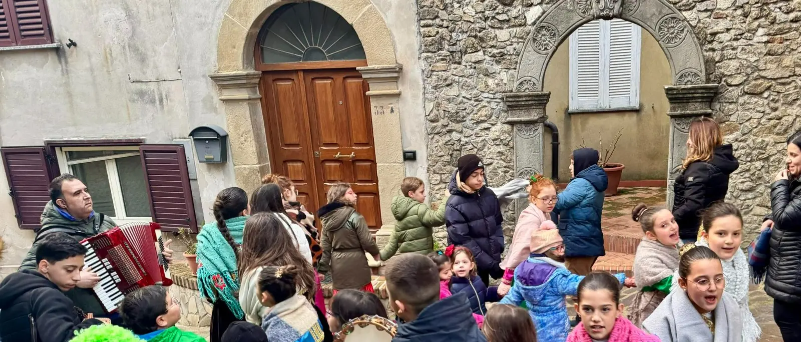 Cervicati, il battito di un giorno. La “Vala” del “Martimuzzu” contro il silenzio dei vicoli spopolati\n