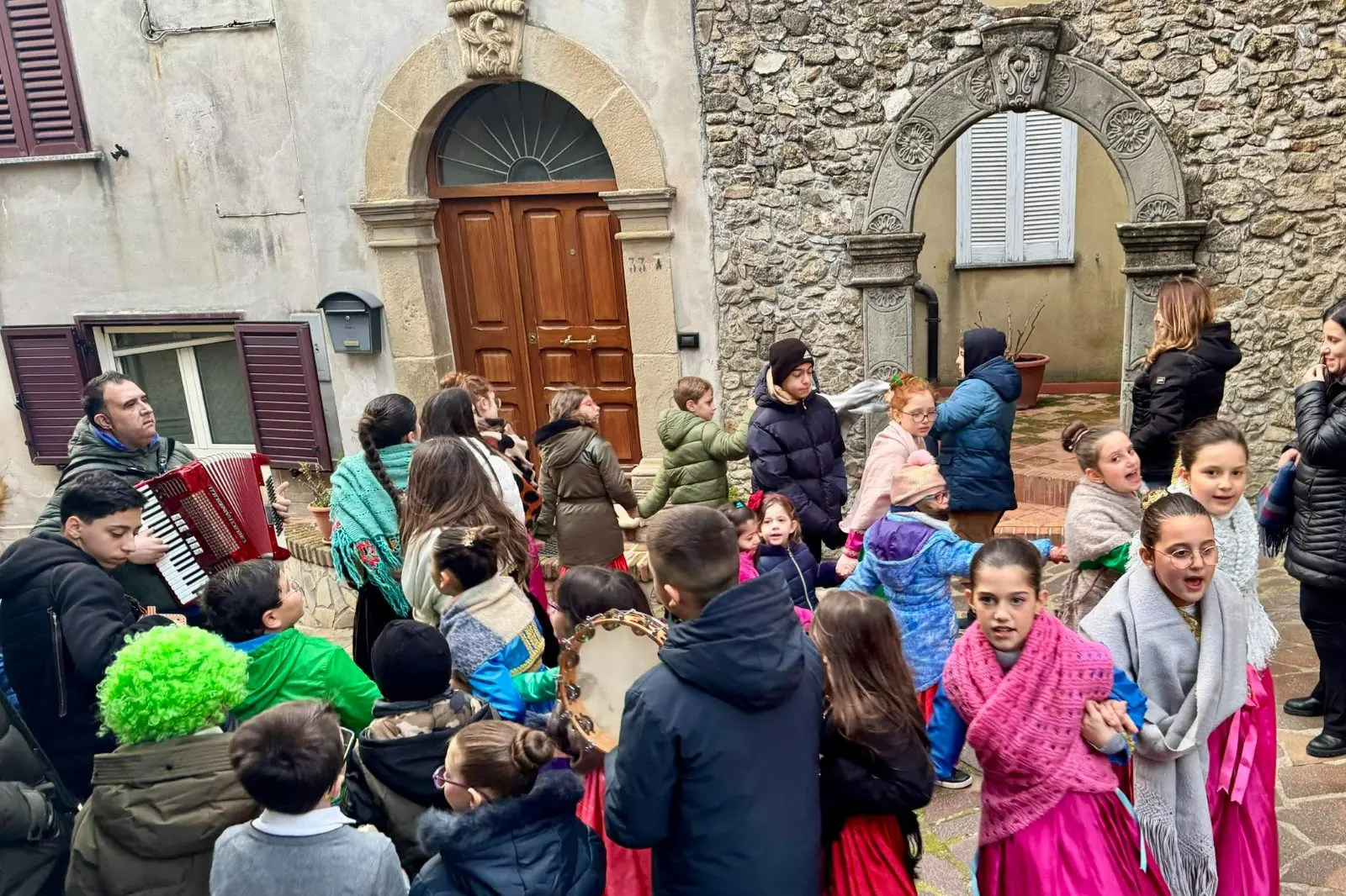 Cervicati, il battito di un giorno. La “Vala” del “Martimuzzu” contro il silenzio dei vicoli spopolati\n