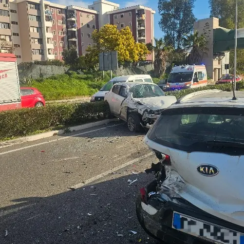 Scontro tra due auto a Crotone, un ferito trasferito in ospedale\n\n\u00A0\n