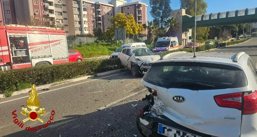 Scontro tra due auto a Crotone, un ferito trasferito in ospedale\n\n\u00A0\n