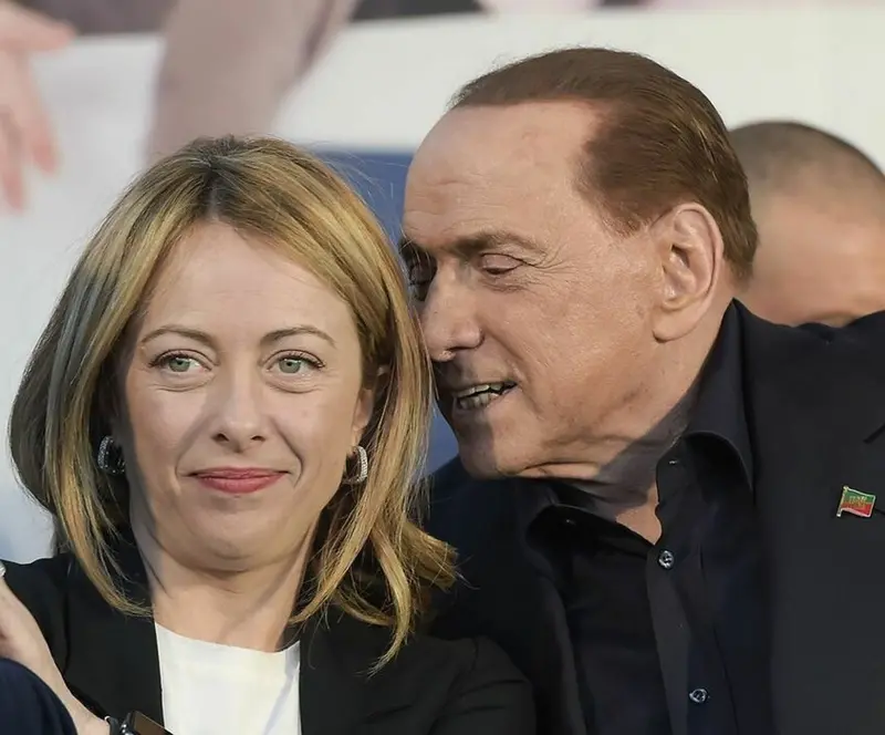 Meloni come Berlusconi? Fidarsi è bene, non fidarsi è meglio\n