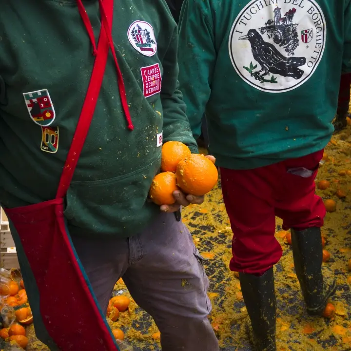 Ivrea e la festa di carnevale a colpi di arancia: 138 contusi e pronto soccorso sommerso