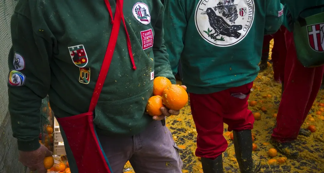 Ivrea e la festa di carnevale a colpi di arancia: 138 contusi e pronto soccorso sommerso