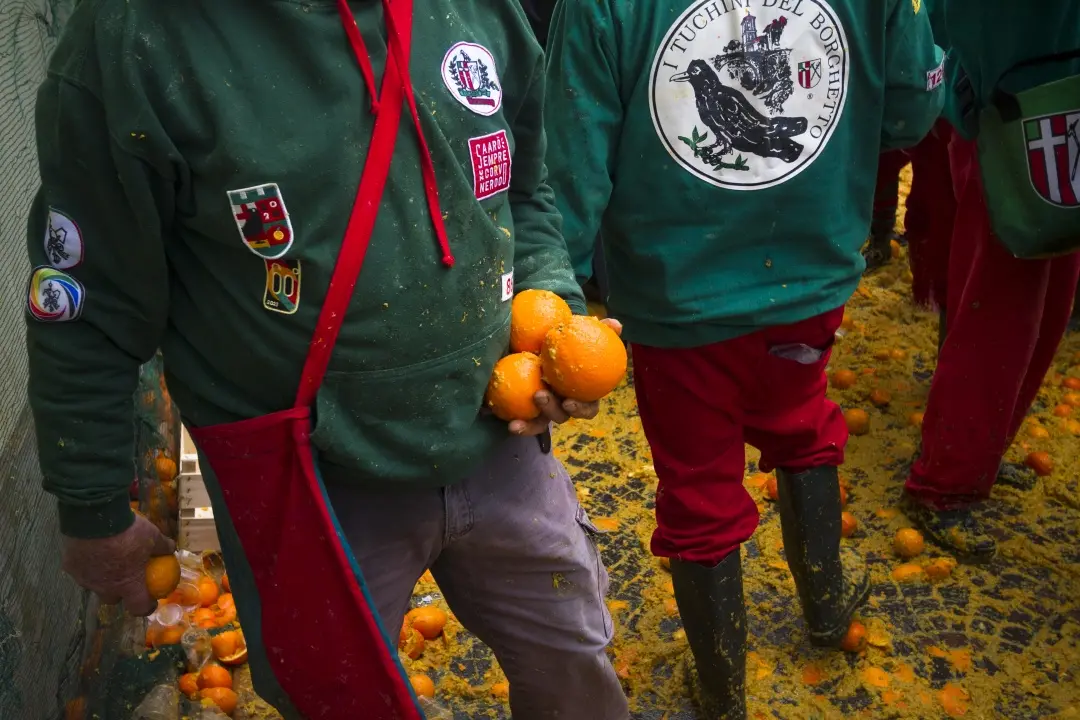 Ivrea e la festa di carnevale a colpi di arancia: 138 contusi e pronto soccorso sommerso