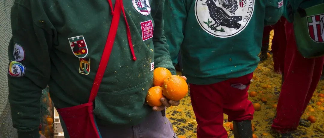 Ivrea e la festa di carnevale a colpi di arancia: 138 contusi e pronto soccorso sommerso