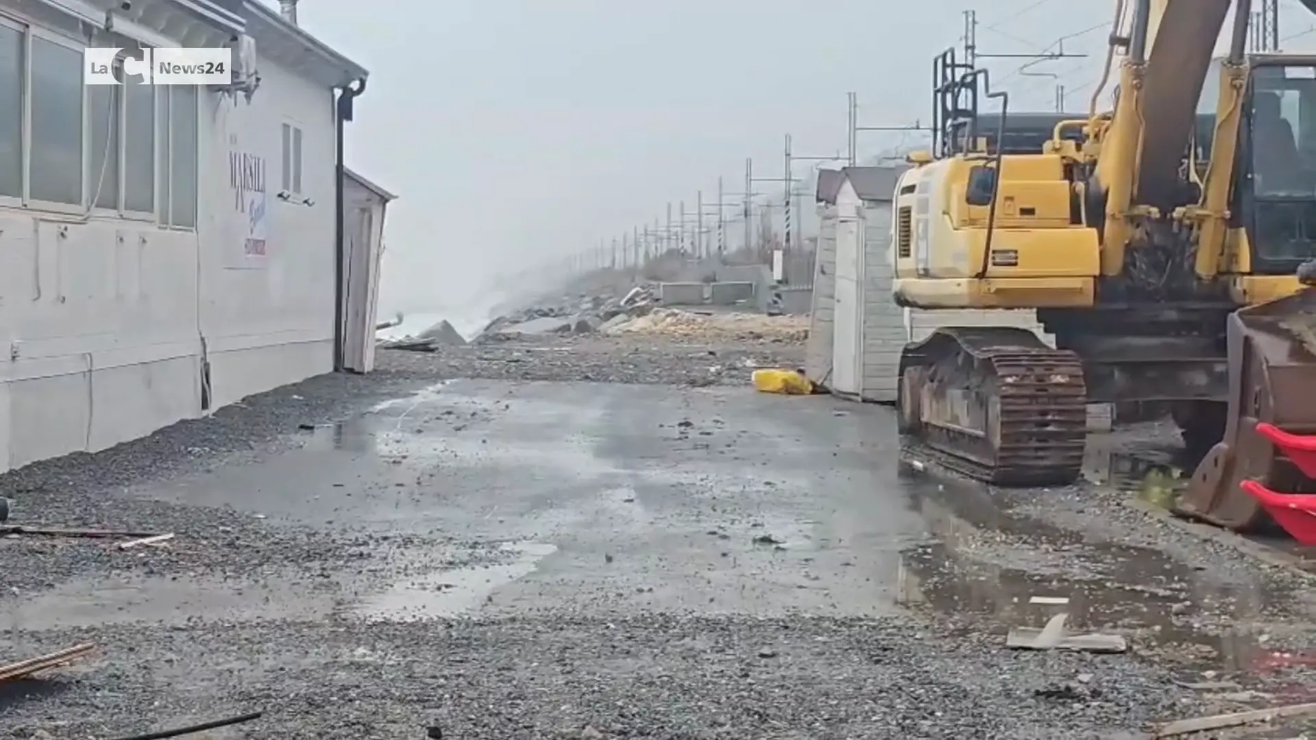 A Paola le onde minacciano la ferrovia
