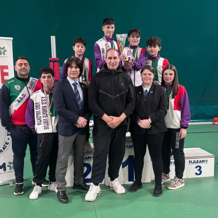 Karate, Virtus Vibo Valentia protagonista al Gran Prix esordienti-senior-master: medaglie per 8 atleti\n