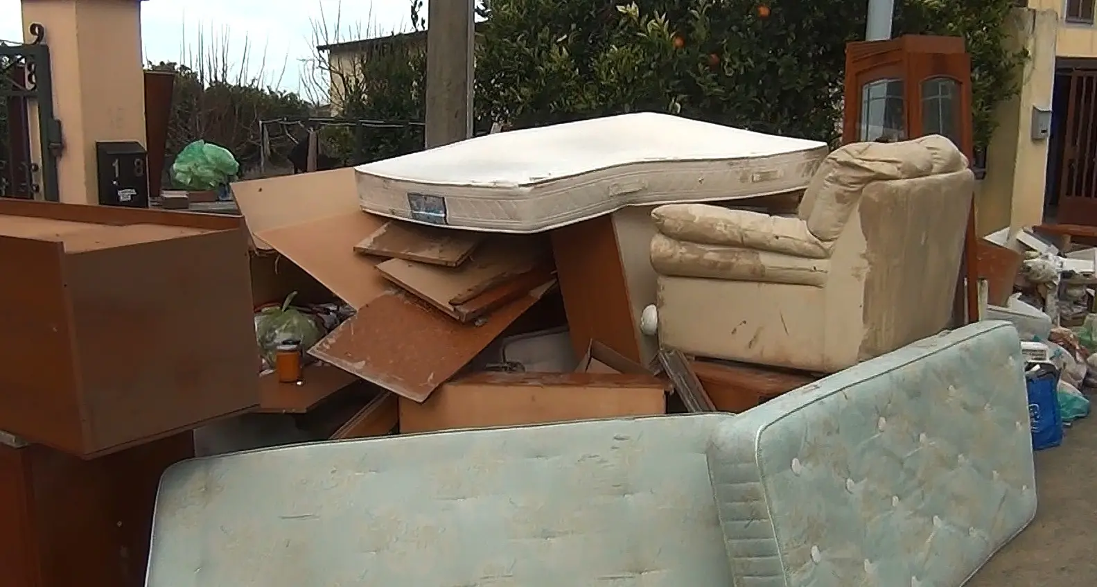 Dopo l’esondazione del Crati\u00A0Sibari prova a rialzarsi: angeli del fango al lavoro mentre parte la conta dei danni\n