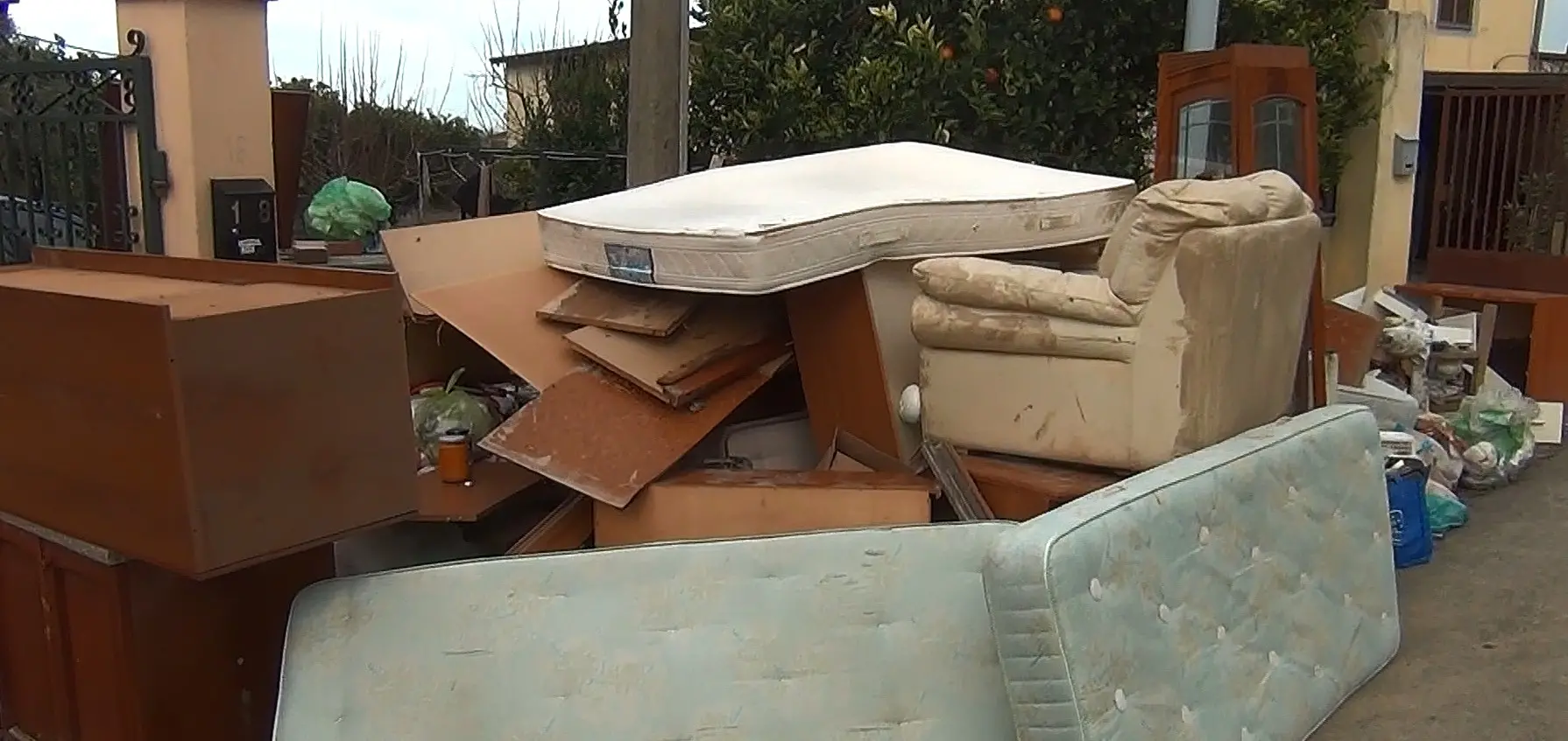 Dopo l’esondazione del Crati\u00A0Sibari prova a rialzarsi: angeli del fango al lavoro mentre parte la conta dei danni\n