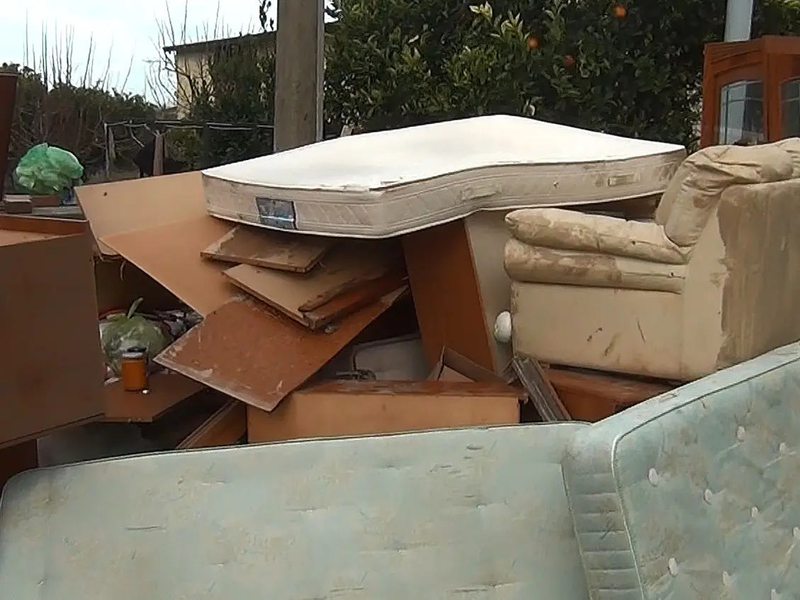 Dopo l’esondazione del Crati Sibari prova a rialzarsi: angeli del fango al lavoro mentre parte la conta dei danni