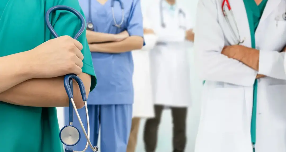 In Calabria medici fino a 72 anni in corsia,\u00A0passa l’emendamento di Cannizzaro: «I reparti non chiuderanno»\n