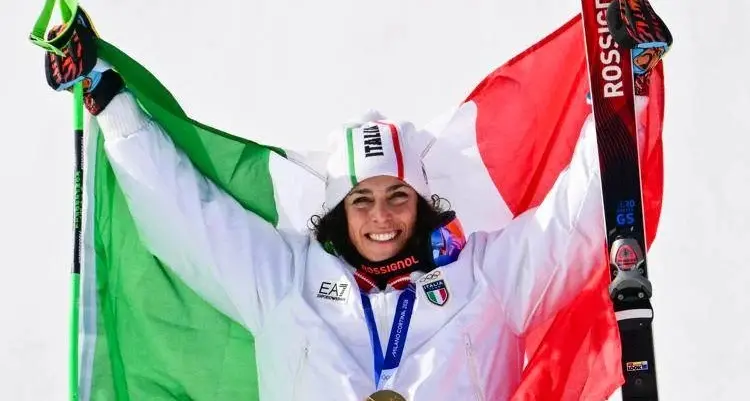 L’oro nero di Federica Brignone: in tribuna a Cortina spunta James, tra indizi social e un cappello tigrato che parla chiaro\n
