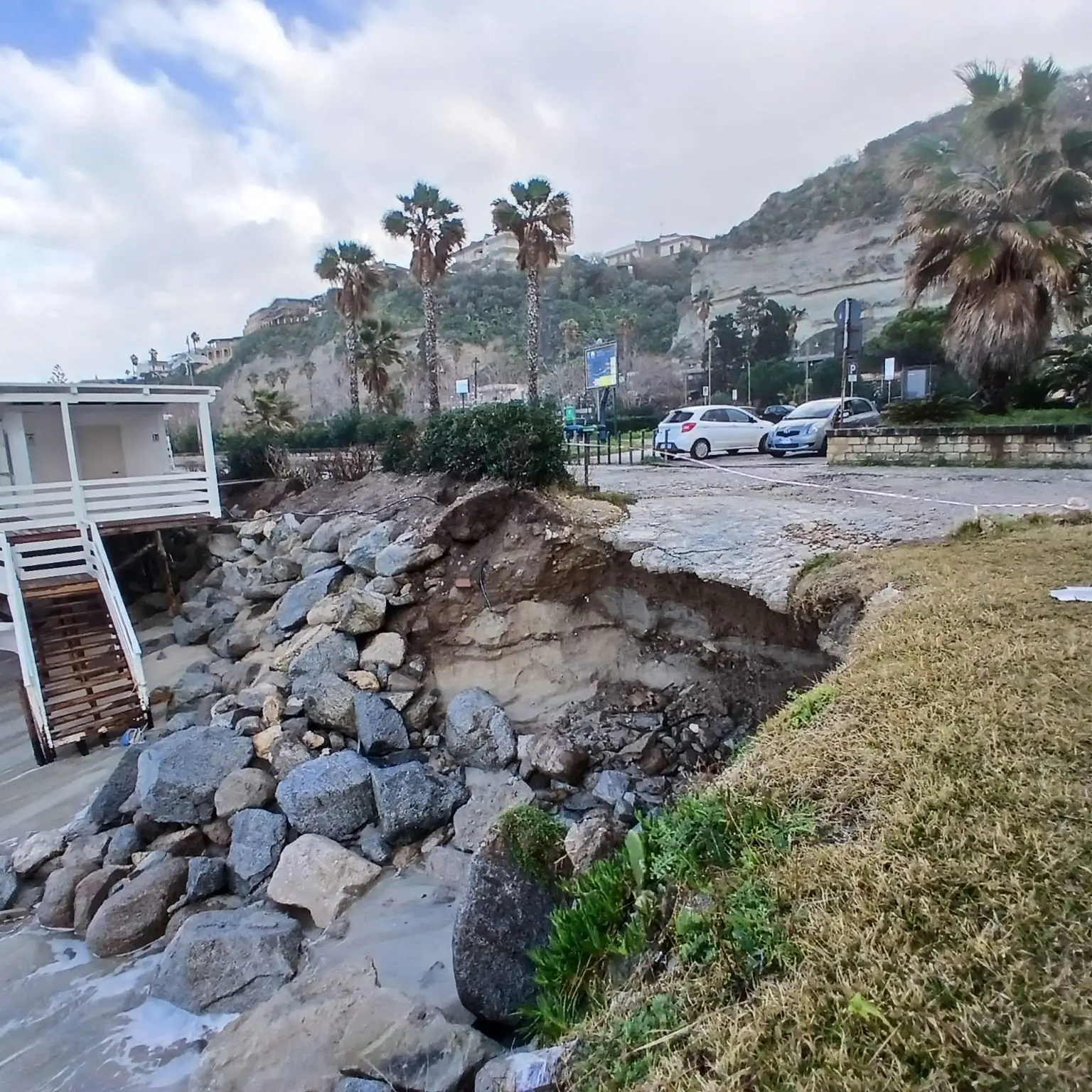 Allerta meteo e\u00A0scuole chiuse ma non in tutti i Comuni, a Tropea\u00A0la protesta degli studenti: «Commissari insensibili ai nostri timori»\n