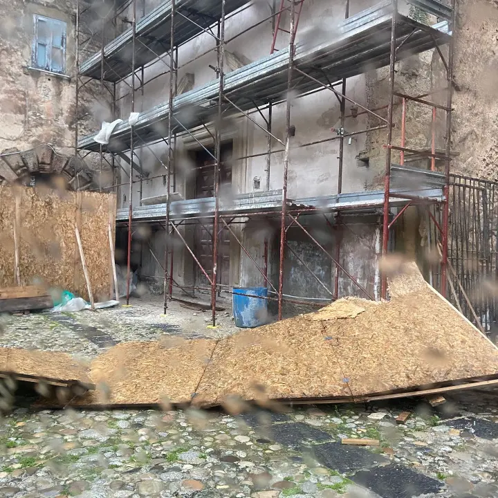 Scuole aperte a Tropea nonostante l’allerta:\u00A0l’impalcatura di un cantiere si abbatte all’ingresso del Liceo scientifico\n